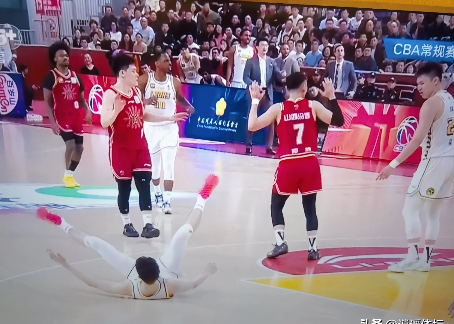 包含比赛现场气氛火爆，球员个个拼尽全力的词条