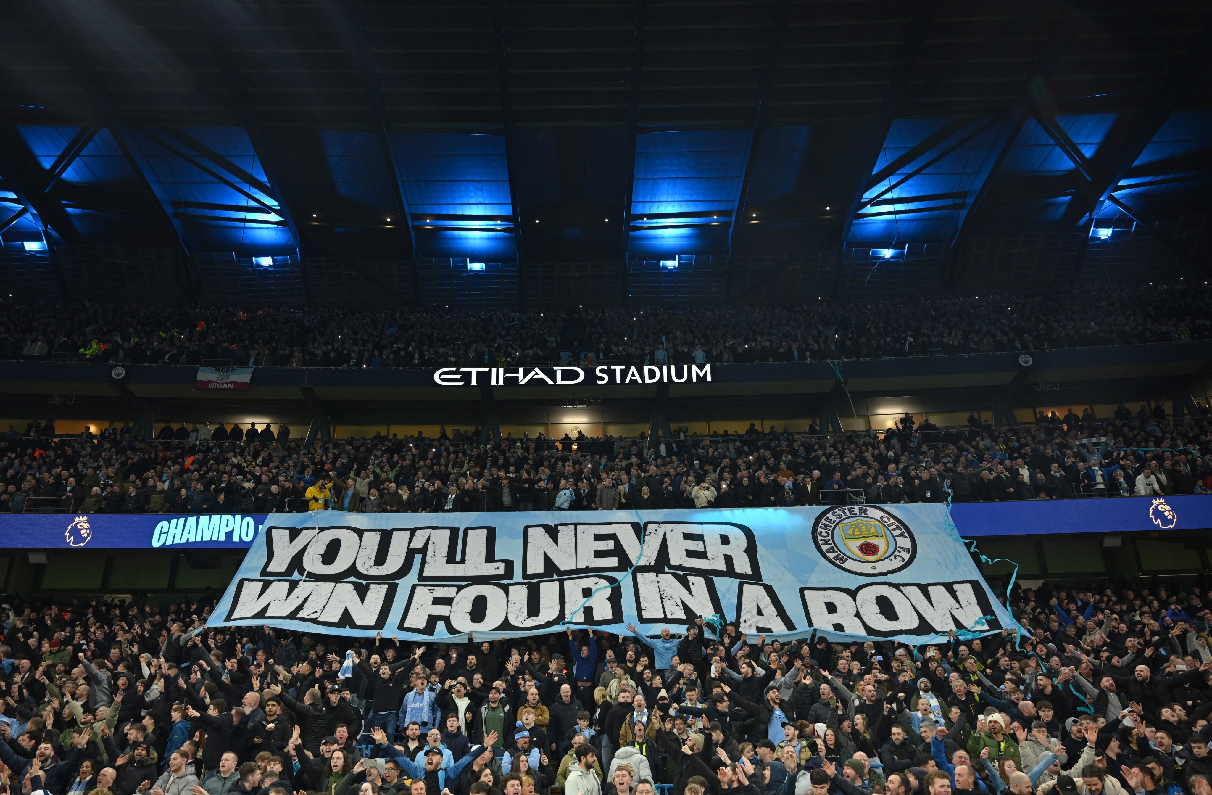 足球球迷为支持球队举行特别活动，聚集人气