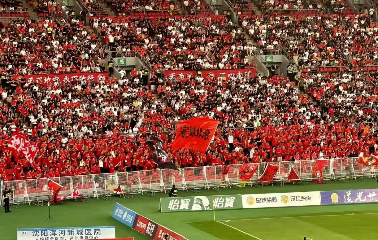 球队连胜势头不断，稳坐榜首位置