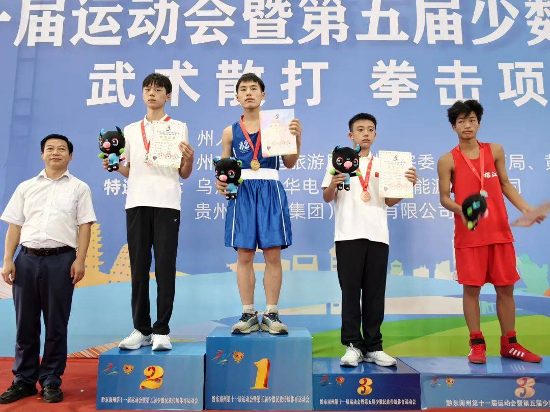 比赛现场气氛热烈,球员奋力拼搏的简单介绍 比赛现场气氛热烈,球员奋力拼搏的简单介绍