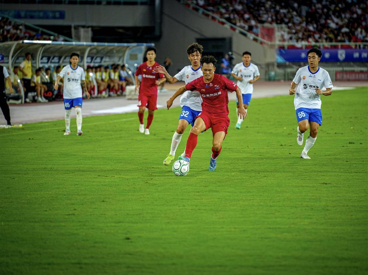 关于足球比赛精英云集，球场激情四射气氛煽动的信息