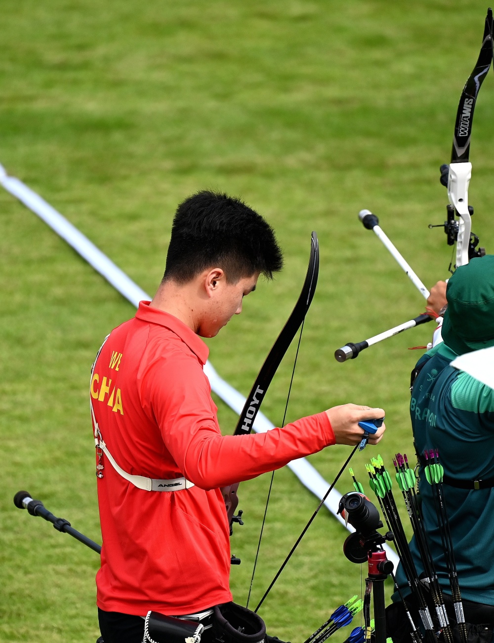 射箭比赛选手精准命中，成功晋级下一轮