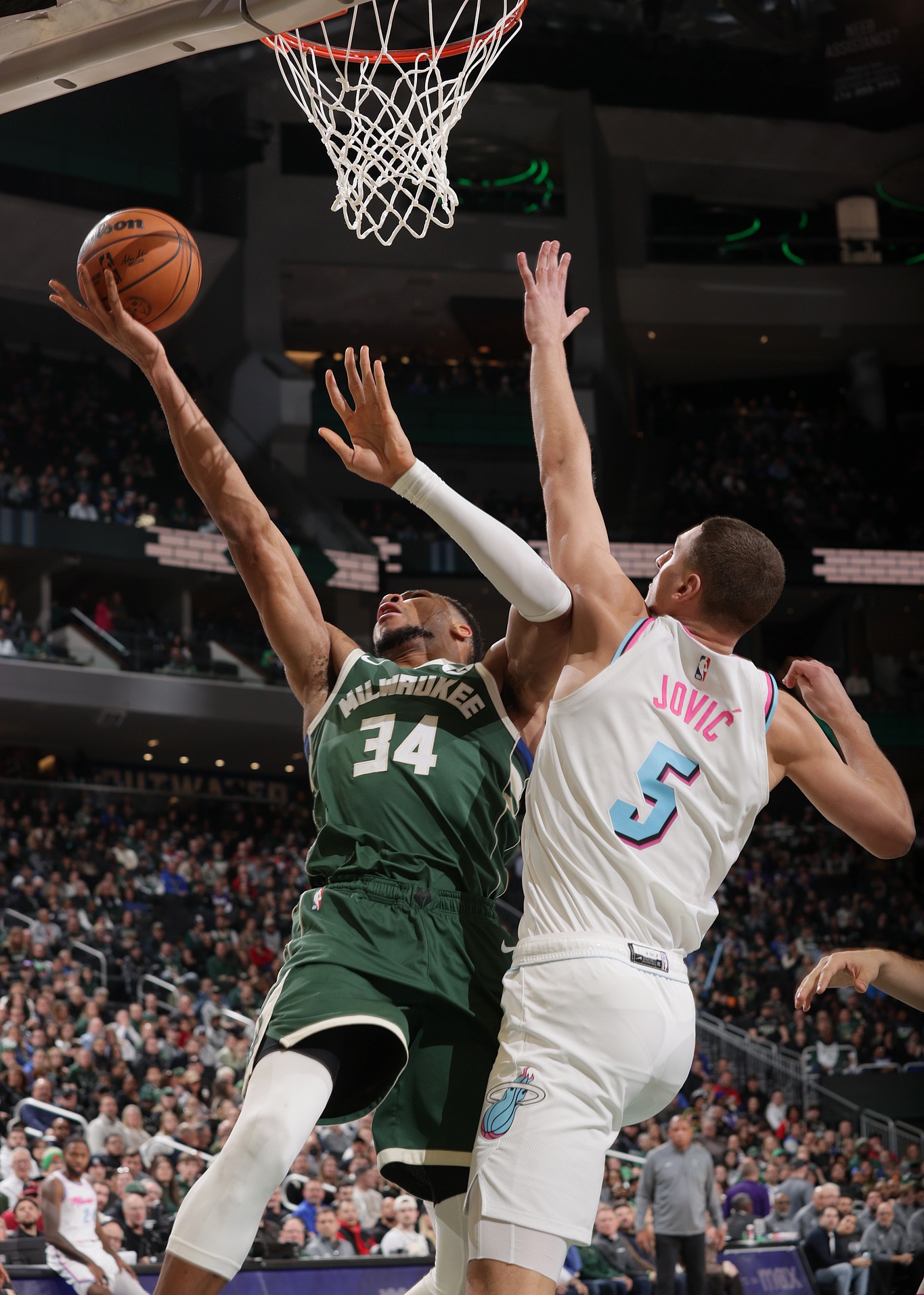 雄鹿击败热火，取得赛季首胜