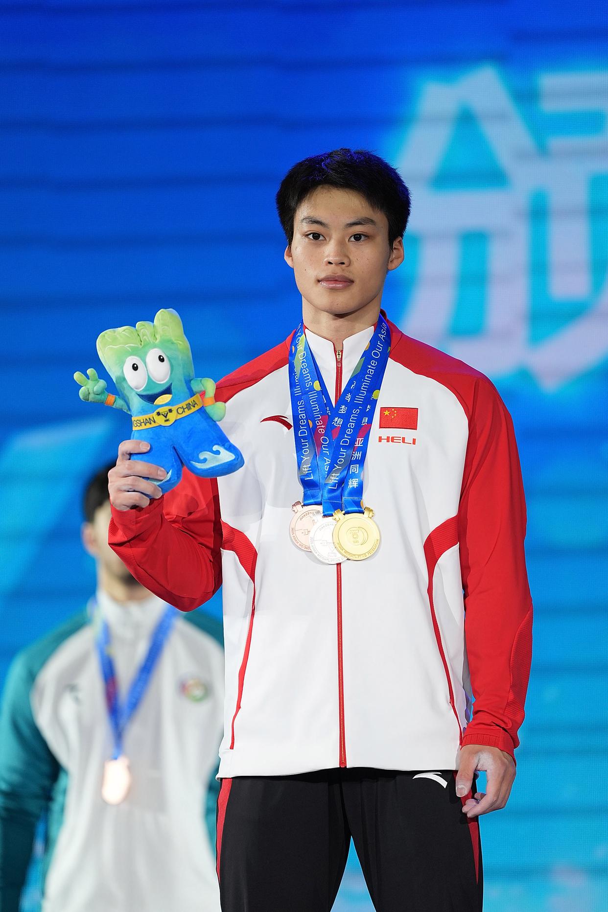 关于阿尔及利亚举重选手瞄准目标，勇夺男子组铜牌的信息