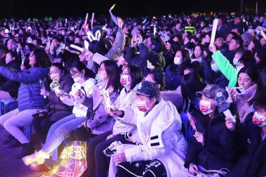 观众热情高涨,现场气氛火爆 观众热情高涨,现场气氛火爆