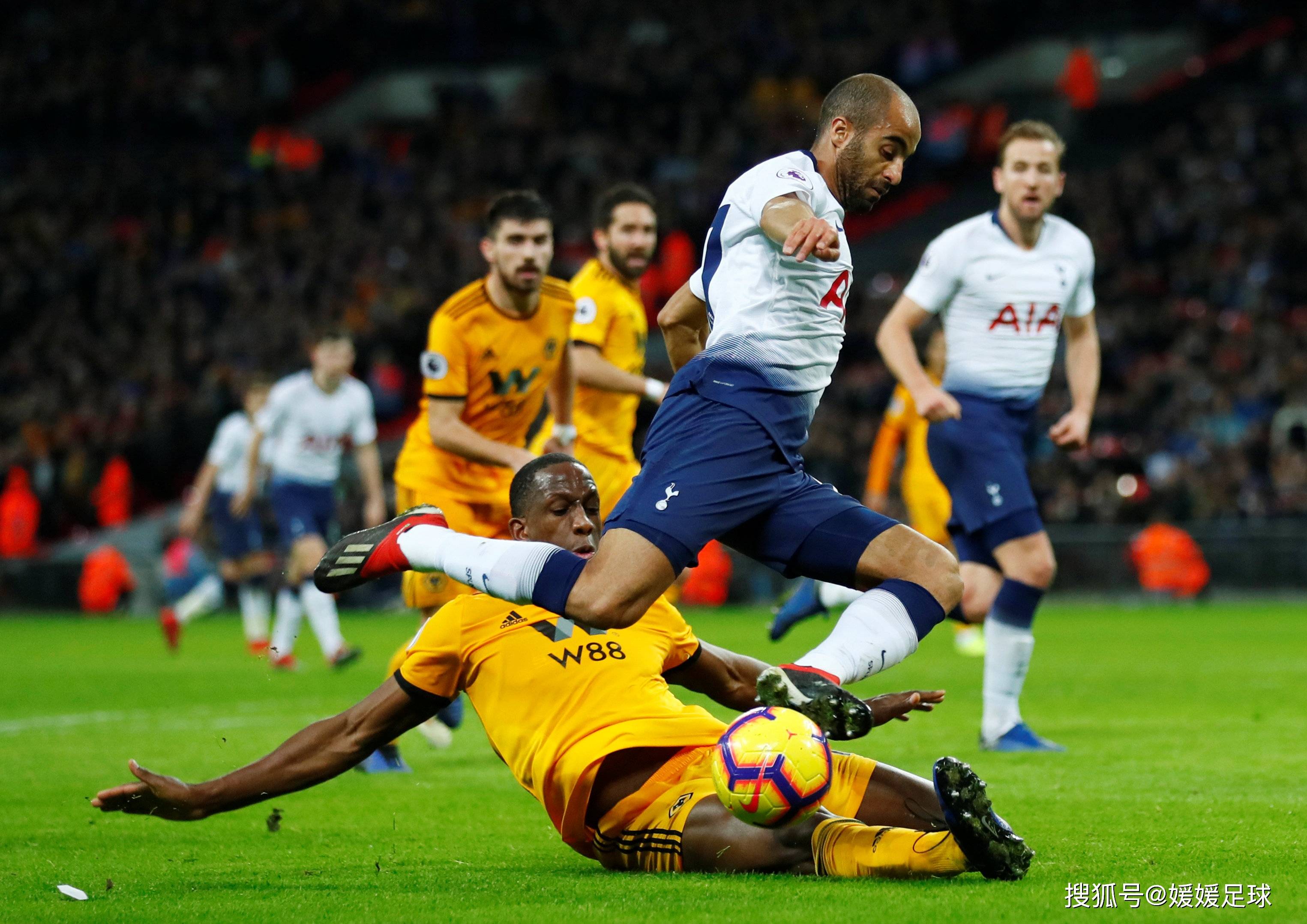 足球联赛火热进行中，球队实力对决