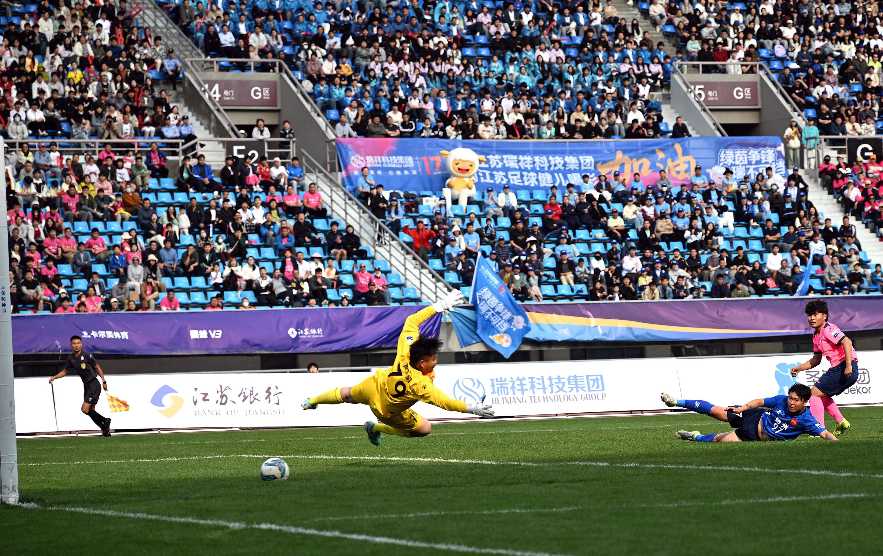 体育媒体持续关注足球领域，报道形式创新的简单介绍