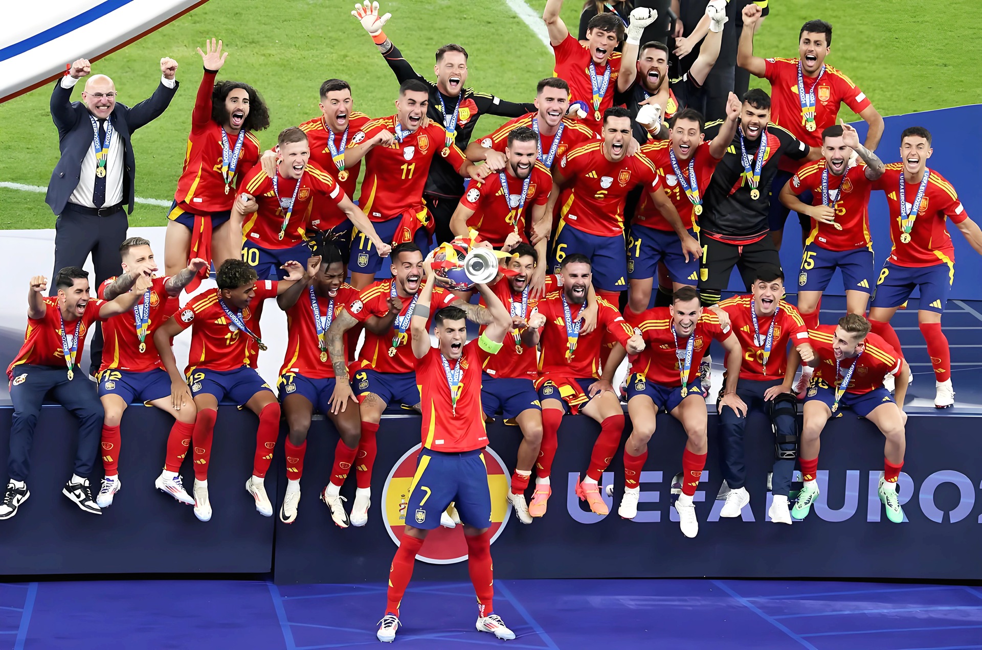 西班牙世界杯冠军球队压轴登场，展现出色实力的简单介绍