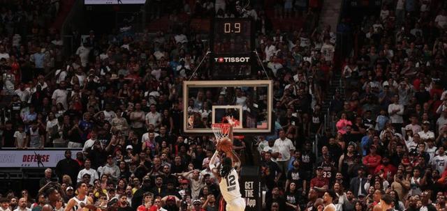 太阳击败灰熊,布克关键时刻建功抢断的简单介绍 太阳击败灰熊,布克关键时刻建功抢断的简单介绍