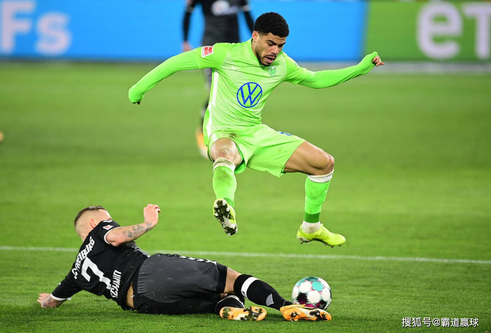 包含沃尔夫斯堡客场惨败，防守漏洞频出的词条