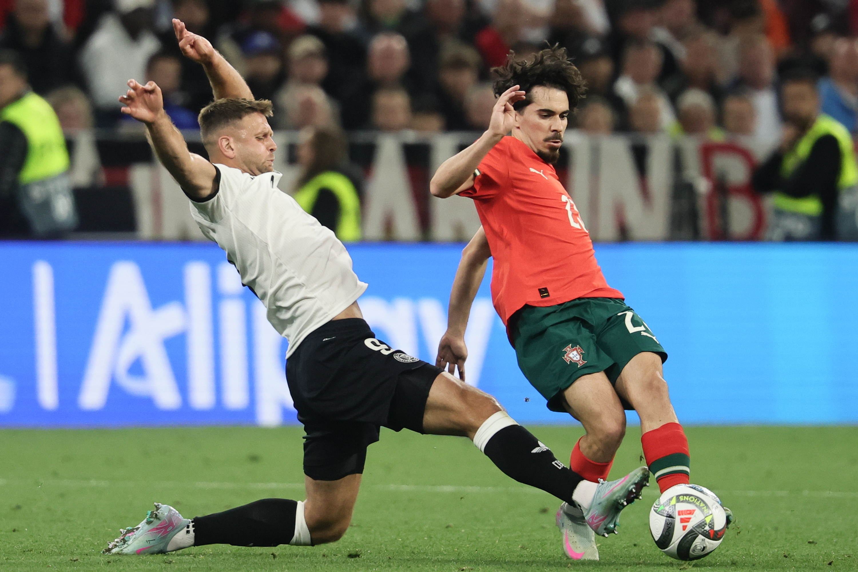 包含葡萄牙队长受到伤病困扰，恐缺席国家队比赛的词条