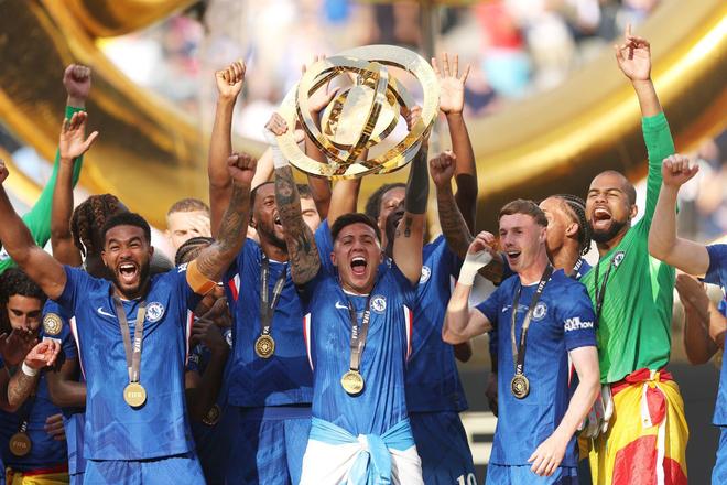 包含夺冠带伤庆祝，英雄气概无限的词条